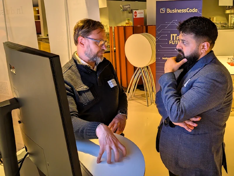 BusinessCode Authorized Officer Bernd Daamen (left) in conversation with Reza Abdi (Innovation Club DACH)
